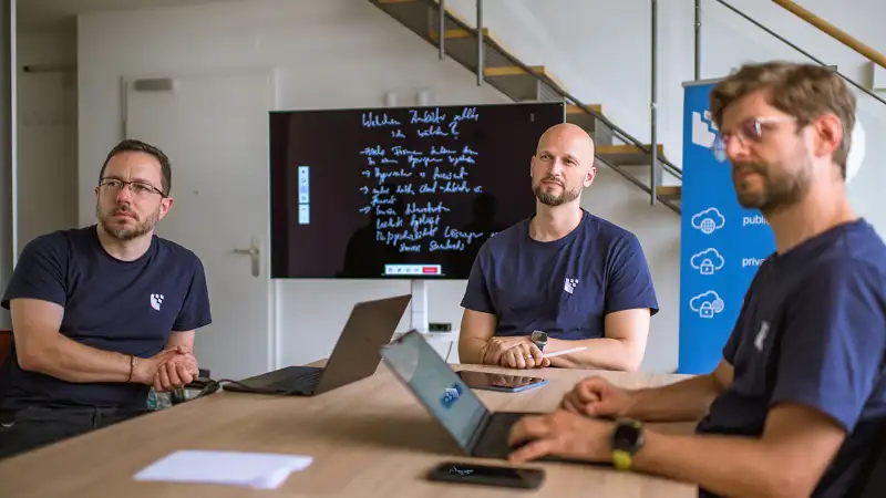 Mitarbeitende der FocusNet GmbH beraten sich bezüglich der Einführung von JobRad® im Büro. Mitarbeitende der FocusNet GmbH beraten sich bezüglich der Einführung von JobRad® im Büro.