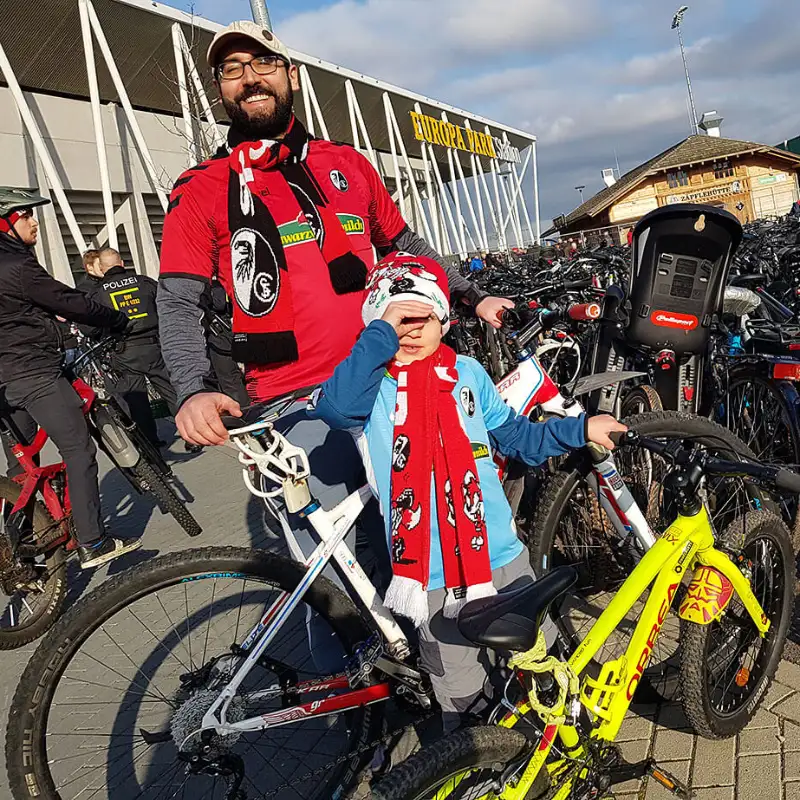 Fahrradfans Andreas und Ilay radeln zum SCF Fahrradfans Andreas und Ilay radeln zum SCF