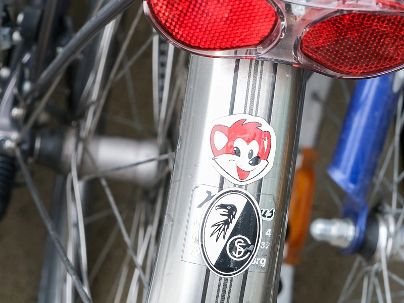 Ein gespendetes Fahrrad mit SC-Freiburg Aufkleber auf dem Schutzblech