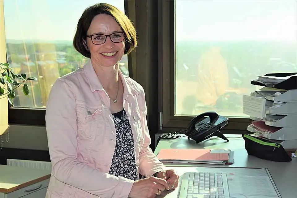 Marion Sievers aus Dithmarschen an ihrem Arbeitsplatz im oberen Stockwerk eines Hochhauses Marion Sievers aus Dithmarschen an ihrem Arbeitsplatz im oberen Stockwerk eines Hochhauses