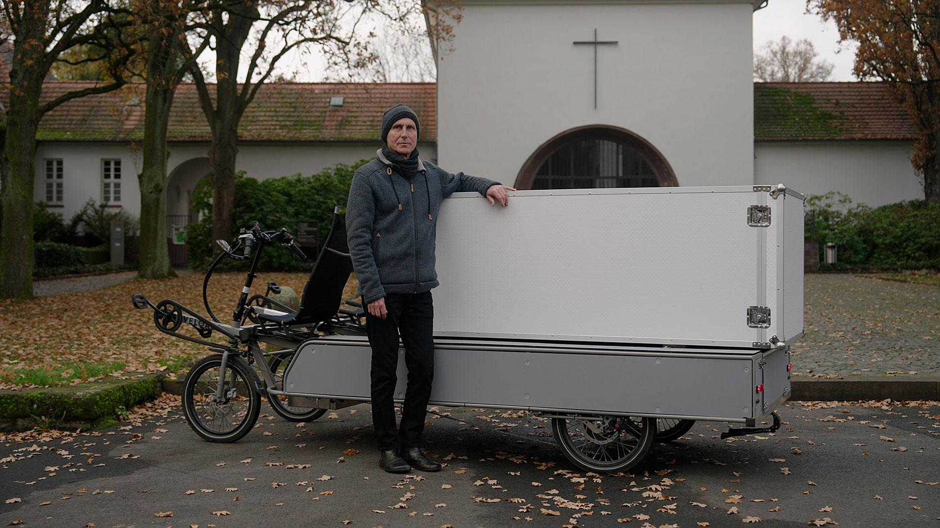 Jürgen Dahlfeld und sein Bestattungsfahrrad vor dem Friedhof